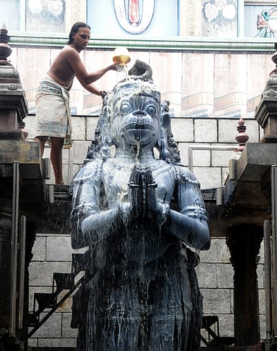 நாமக்கல் ஆஞ்சநேயருக்கு பாலாபிஷேகம்