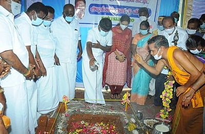 கீரனூா் அரசு பெண்கள் பள்ளியில் புதிய கட்டடம் கட்ட அடிக்கல்