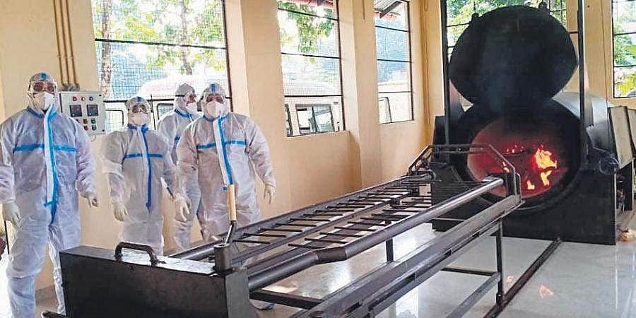 மடியும் மனிதம்: கரோனா நோயாளிகளின் உடல்களை வாங்க குடும்பத்தினர் மறுப்பு