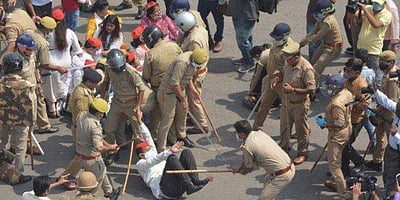 உ.பி.யில் சமாஜ்வாதியினர் பேரணி; காவல்துறை தடியடி