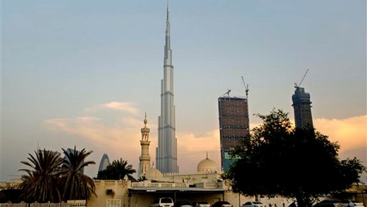 புர்ஜ் கலீஃபாவில் ஒளிரவிடப்படும் மகாத்மா காந்தியின் புகைப்படம்