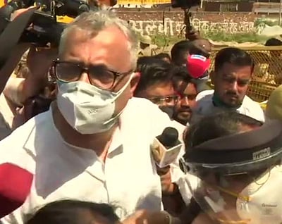 ஹாத்ராஸ் எல்லையில் திரிணாமுல் எம்.பி.க்கள் தடுத்து நிறுத்தம்