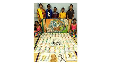 காந்தி ஜெயந்தி: நூற்றுக்கணக்கான காந்தி ஓவியங்களை தீட்டி அசத்திய மாணவர்கள்