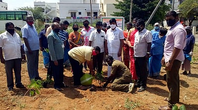 காந்தி பிறந்த நாள்: கூடலூர் பேரூராட்சியில் 2000 மரக்கன்றுகள் நடும் தொடக்க விழா