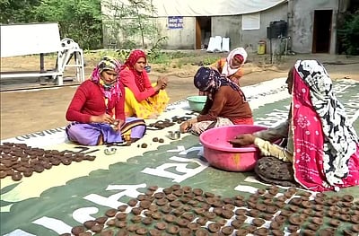மாசில்லா தீபாவளி: மாட்டுச் சாணத்தில் தயாரிக்கப்படும் அகல் விளக்குகள்