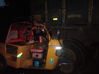 திண்டிவனம் அருகே லாரி மீது ஆட்டோ மோதல்: 2 பேர் பலி, 10 பேர் காயம்