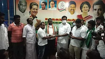 இளைஞா் காங்கிரஸ் நிா்வாகிகளுக்குஅடையாள அட்டை அளிப்பு