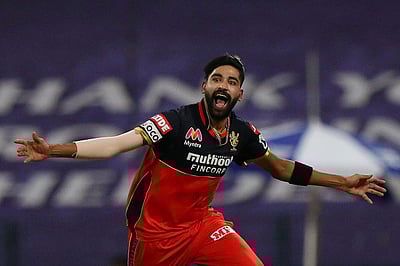 ஒரே ஆட்டத்தில் 2 மெய்டன் ஓவர்கள்: சிராஜ் சாதனை