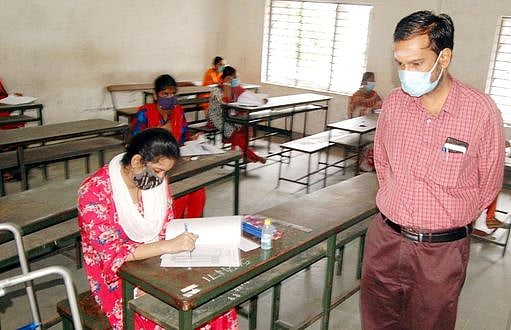 எந்திரன் பட பாணியில் எம்பிபிஎஸ் தேர்வில் காப்பி அடித்த 10 பேர் கைது