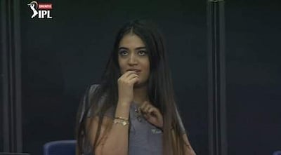 ஐபிஎல்: யார் அந்த சூப்பர் ஓவர் ரசிகை?