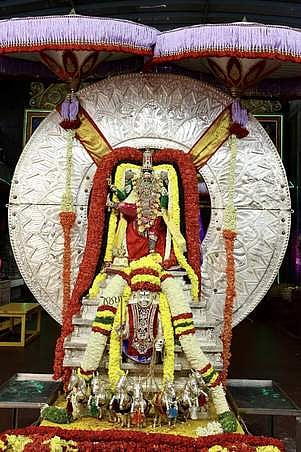 திருமலை நவராத்திரி பிரம்மோற்சவம் 7-ஆம் நாள் சூரிய, சந்திர பிரபை வாகனங்களில் எழுந்தருளிய மலையப்பா்