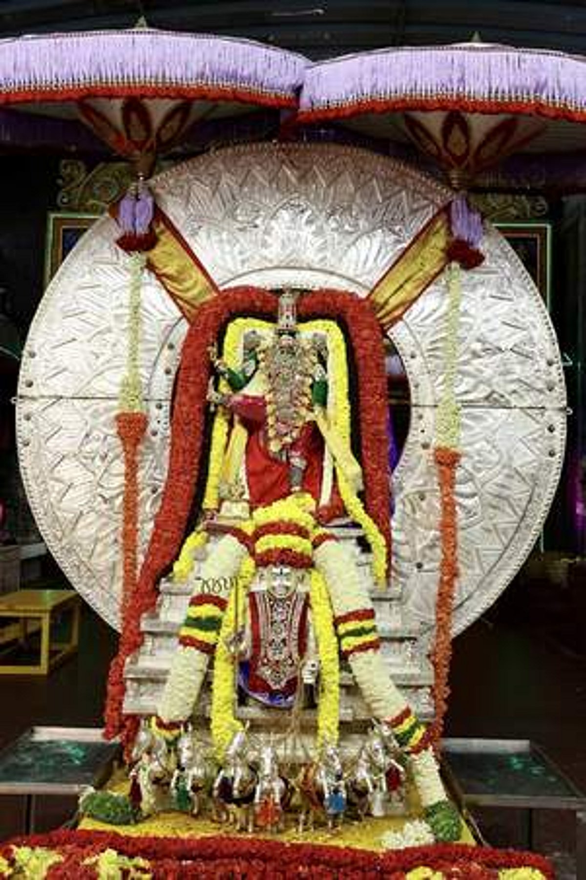 திருமலை நவராத்திரி பிரம்மோற்சவம் 7-ஆம் நாள் சூரிய, சந்திர பிரபை வாகனங்களில் எழுந்தருளிய மலையப்பா்