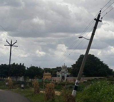 செட்டிக்குறிச்சியில் சாய்ந்துள்ள மின்கம்பத்தால் விபத்து அபாயம்; விவசாயிகள் அச்சம்