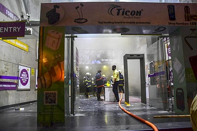 மும்பை உள்ளூர் ரயிலில் திடீர் தீ விபத்து