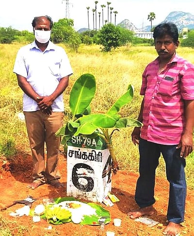 சாலையில் கிலோ மீட்டரை குறிப்பிட்டு வைக்கப்பட்டுள்ள கற்களுக்கு ஆயுதபூஜை