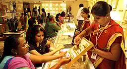 தங்கம் விலை சவரனுக்கு ரூ. 4,640 குறைந்தது! வெள்ளி கிலோ ரூ. 20,000 குறைவு!!