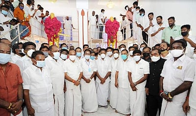 மருதுபாண்டியர்களின் நினைவு நாள்: மரியாதை செலுத்தினார் ஓ. பன்னீர்செல்வம்