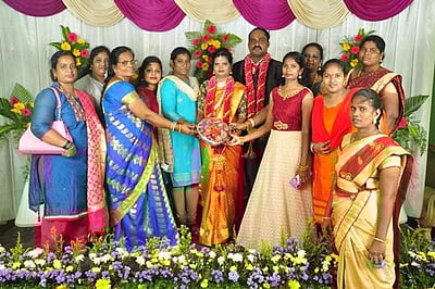 திருமண வரவேற்பில் வெங்காயத்தைப் பரிசளித்த தோழிகள்!