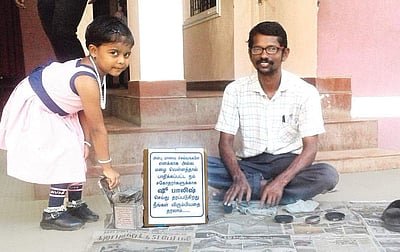 காலணிகளை சுத்தம் செய்து உதவும் புகைப்படக் கலைஞர்