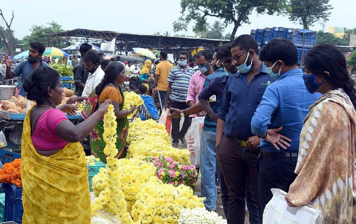ஆயுத பூஜை: அனல் பறக்கும் பூக்கள் விலை!