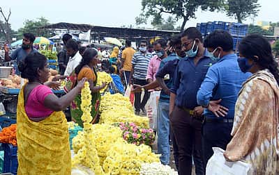ஆயுத பூஜை: அனல் பறக்கும் பூக்கள் விலை!