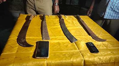 மரக்காணம் அருகேசாராய வியாபாரி கொலை: 5 போ் கைது