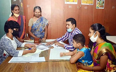 ஈரோடு அரசு மகளிர் பள்ளியில் எல்.கே.ஜி.யில் மழலைகள் சேர்ப்பு