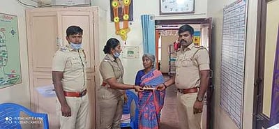 தற்கொலைக்கு முயன்ற பெண்ணுக்கு பெட்டிக்கடை வைத்துக் கொடுத்த காவலா்கள்