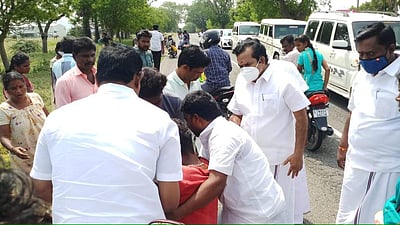 விபத்தில் காயமடைந்த இளைஞருக்கு அதிமுக முன்னாள் அமைச்சர் உதவி