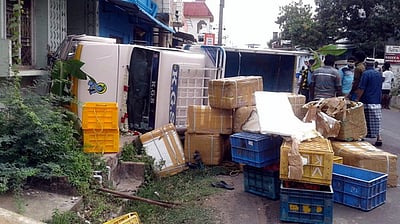 சாலை விபத்தில் இருவா் காயம்