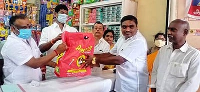 மயிலாடுதுறை கூட்டுறவு பண்டகசாலையில் பட்டாசு விற்பனை தொடக்கம்