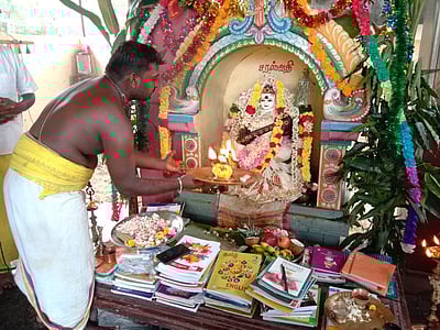 சரஸ்வதி விளாகம் கோயிலில் சிறப்பு பூஜை