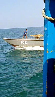 கடலில் வீசப்பட்ட ரூ. 3 கோடி தங்கம்: இலங்கைக் கடற்படையினா் மீட்பு