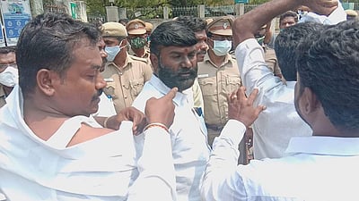 மதுரையில் ஆட்சியர் அலுவலகம் முன்பாக விசிக-பாஜக கட்சியினர் மோதல்