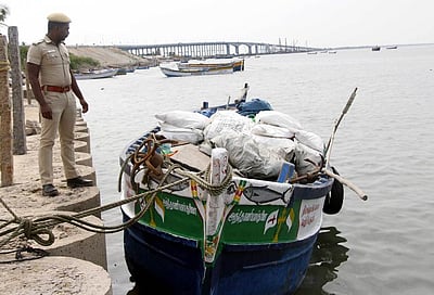 ராமேசுவரத்திலிருந்து இலங்கைக்கு கடத்தவிருந்த ஒரு டன் மஞ்சள் பறிமுதல்: மீனவா் சரண்