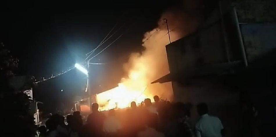 தருமபு அருகே இறுதி ஊா்வலத்தில் பட்டாசு வெடித்ததில் 6 போ் காயம்