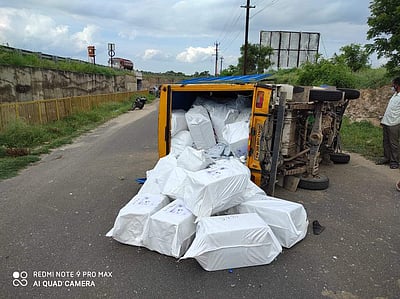 அவிநாசியில் வேன் மோதி தொழிலாளி பலி: இரு பெண்கள் படுகாயம்