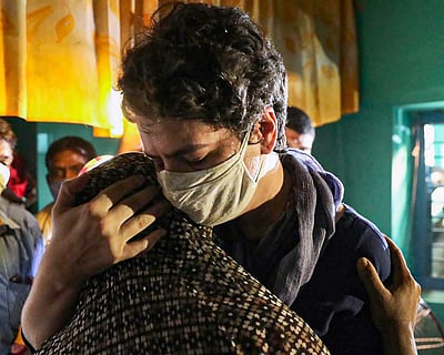 ஹாத்ரஸ்: கட்டியணைத்து ஆறுதல் கூறிய பிரியங்கா!