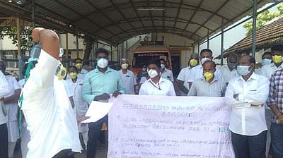 புதுச்சேரியில் மருத்துவர் மீது தாக்குதல் : காரைக்கால் மருத்துவ ஊழியர்கள் போராட்டம்