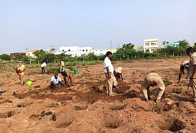 கோவில்பட்டி நகராட்சி சாா்பில் மியா வாக்கி முறையில் மரக்கன்று நடும் விழா