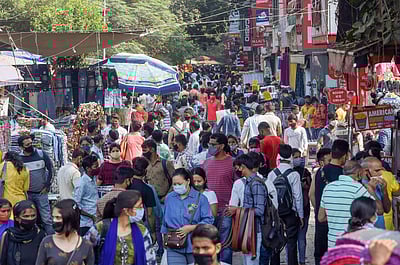 நாடு முழுவதும் களைகட்டியது பண்டிகை : சமூக இடைவெளியை மறந்த மக்கள்