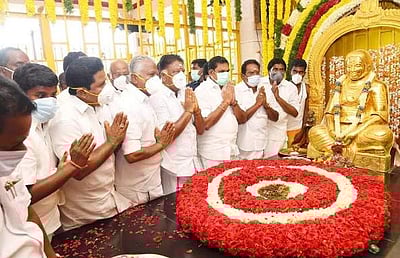 முத்துராமலிங்கத் தேவர் நினைவிடத்தில் முதல்வர் எடப்பாடி பழனிசாமி மரியாதை