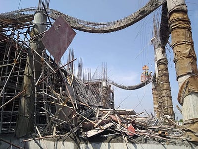 நாமக்கல் அரசு மருத்துவக் கல்லூரி கட்டடத்தின் கான்கிரீட் தளம் இடிந்தது