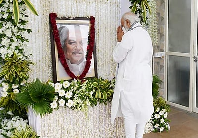 கேஷுபாய் படேல் குடும்பத்தினரைச் சந்தித்து ஆறுதல் கூறினார் மோடி