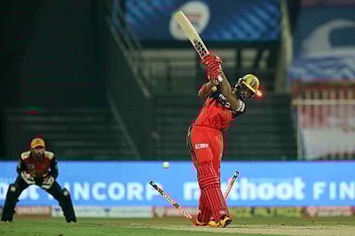 120 ரன்களுக்குக் கட்டுப்பட்டது ஆர்சிபி