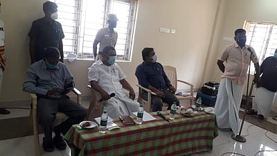 வேதாரண்யம் பகுதி மீனவர்கள் வேலைநிறுத்தம்: அமைச்சர் தலைமையில் பேச்சுவார்த்தை