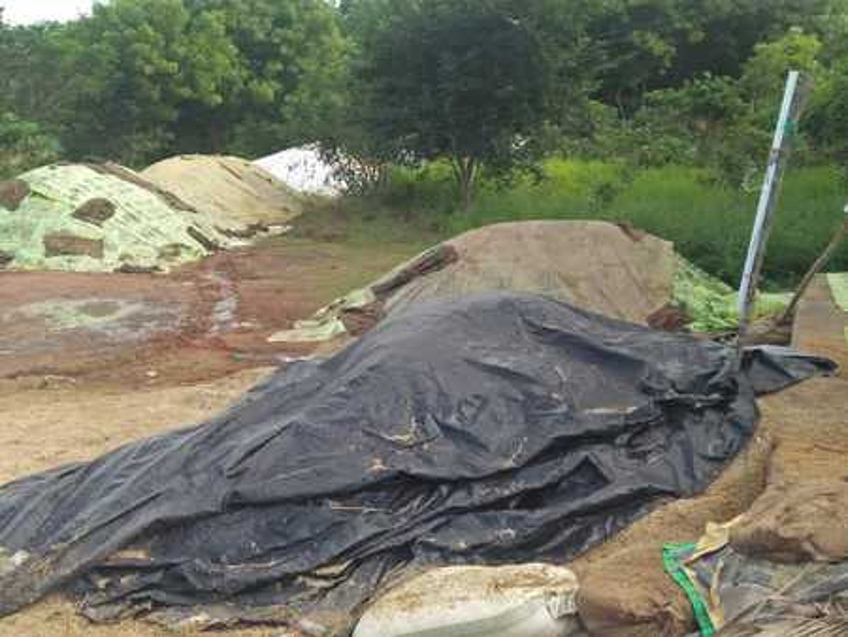 கொள்முதல் நிலையம் மூடல்: நெல் மூட்டைகள் தேக்கம்