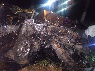 சத்தி அருகே 2 கார்கள் நேருக்கு நேர் மோதியதில் 4 பேர் உயிரிழப்பு