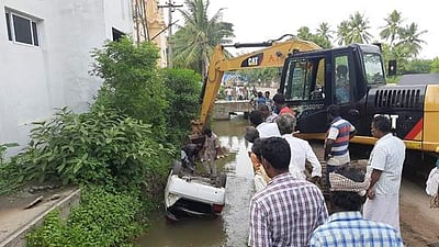 சீர்காழி அருகே கார் வாய்க்காலில் கவிழ்ந்து விபத்து: காரில் இருந்த 8 பேரும் அதிர்ஷ்டவசமாக உயிர் தப்பினர்