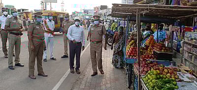 ஆட்சியா் திடீா் ஆய்வு: கரோனா தடுப்பு விதிகளை கடைப்பிடிக்க அறிவுரை